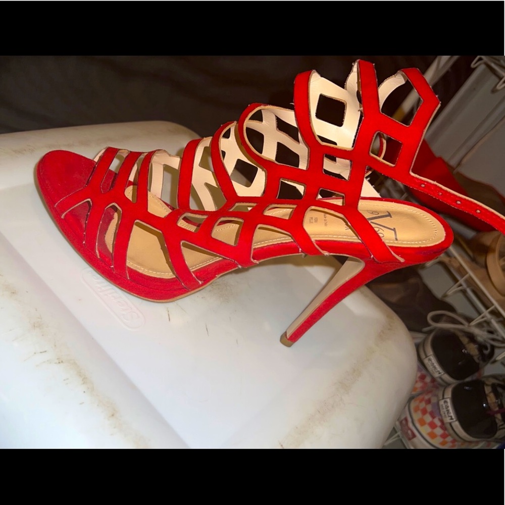 Woman’s red pumps size 7 !